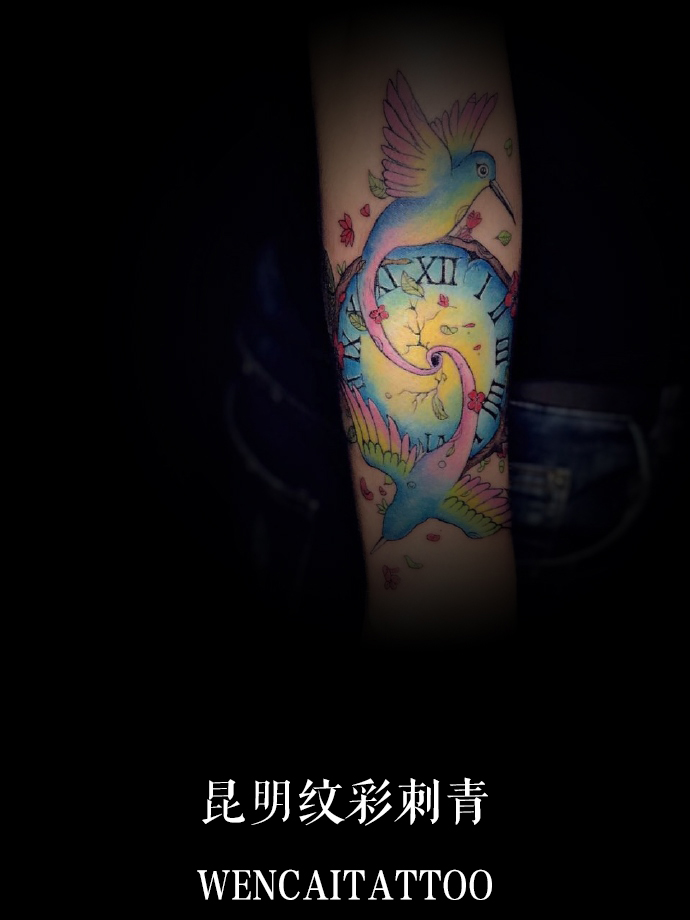 连小姐的小臂飞鸟时钟纹身