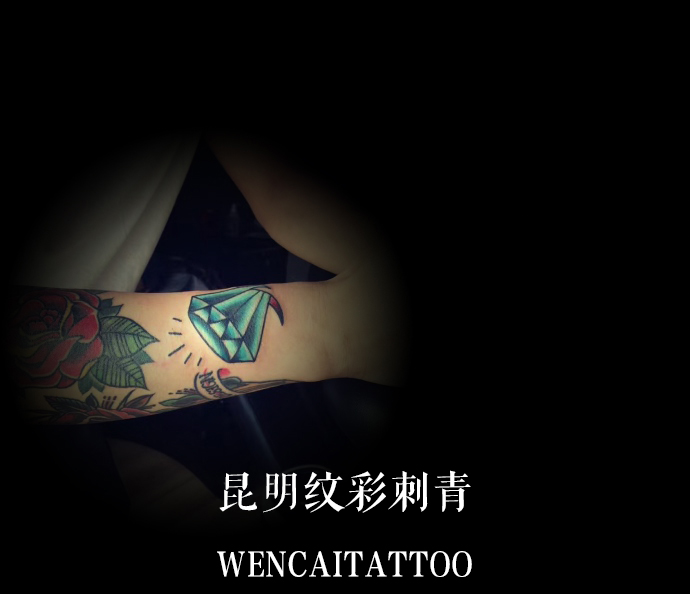 昆明的滕先生小臂写实钻石纹身图案