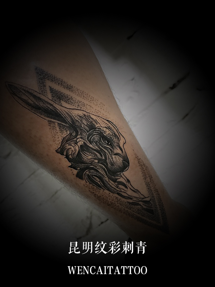 昆明的程先生点刺抽象版兔子纹身图案