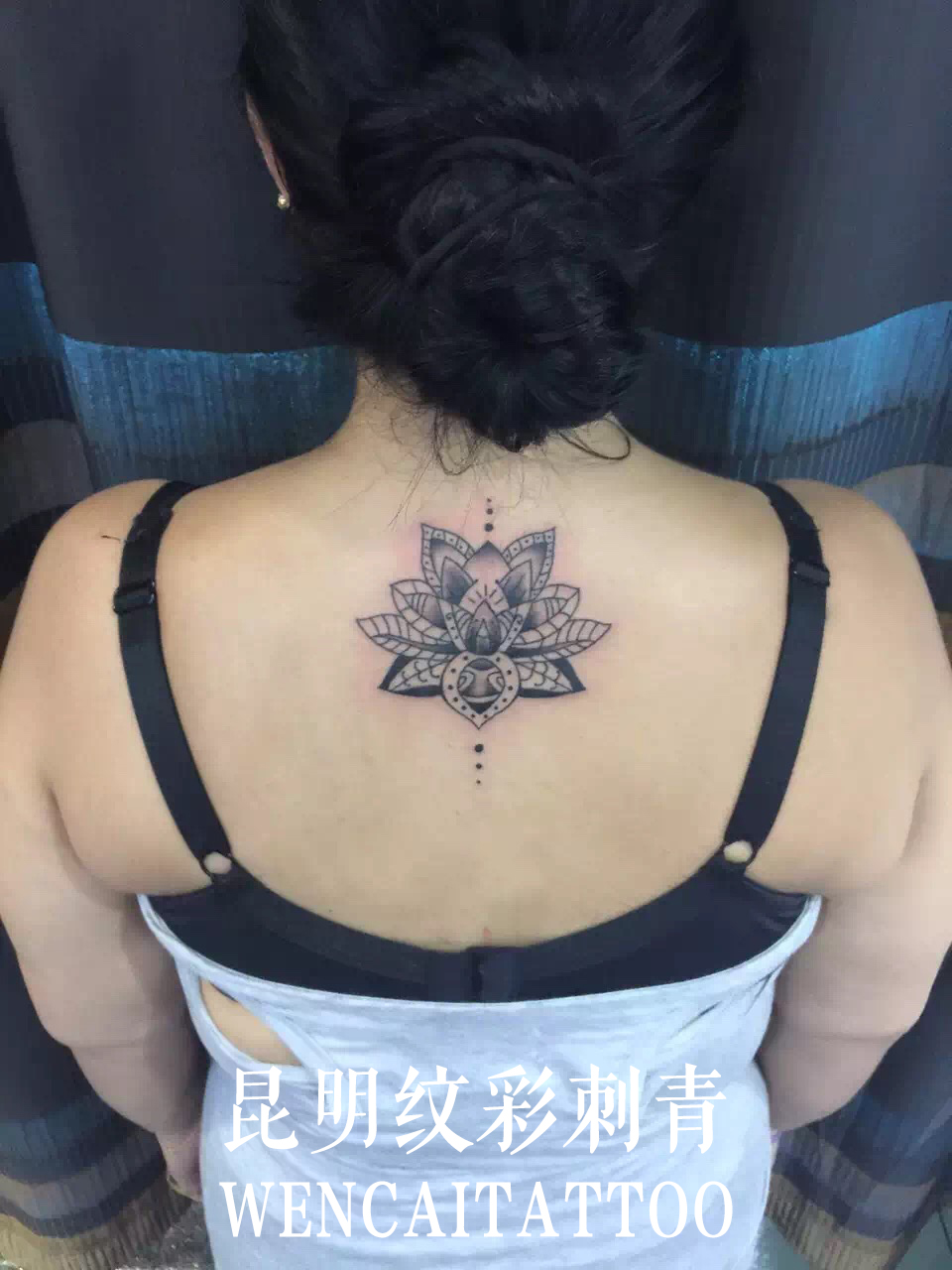 不甘平凡的甘小姐后背线条梵花纹身图案