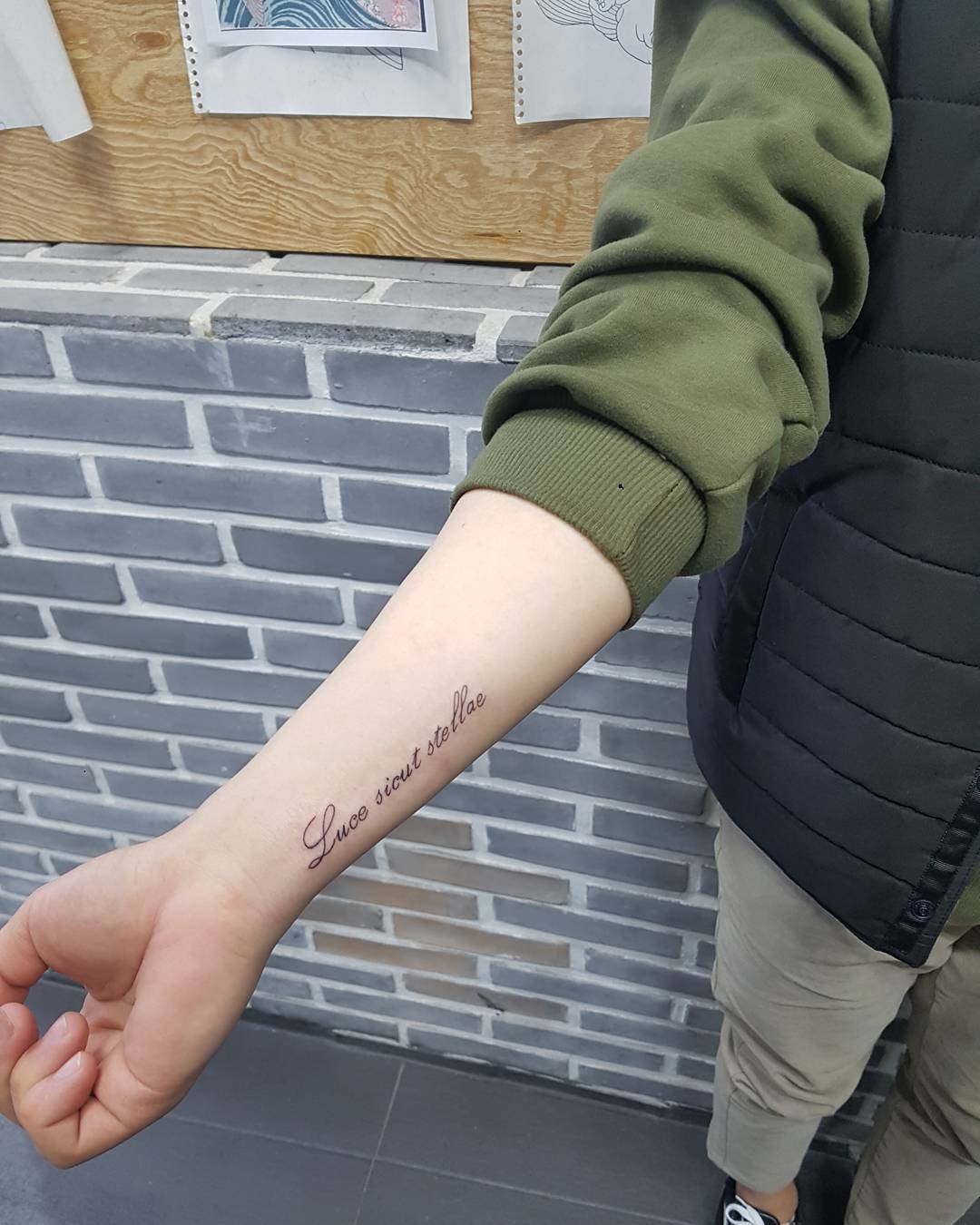 做化学老师的元先生小臂英文字纹身图案