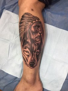 小腿立体真实的写实印第安人肖像狼首纹身图案