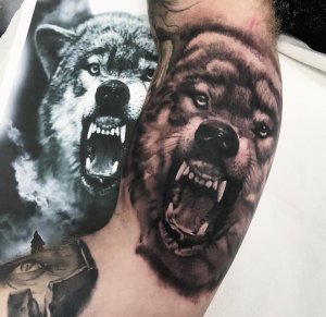 昆明费先生大臂上的欧美写实狼头纹身图案