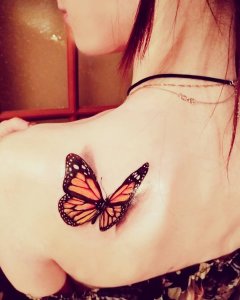 昆明毛小姐左肩膀上的3d蝴蝶纹身图案
